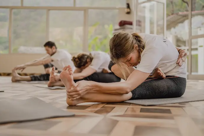 un groupe de personnes faisant du yoga dans une pièce